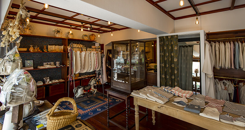 オーガニカリー店内でベビー服が並んでいる様子