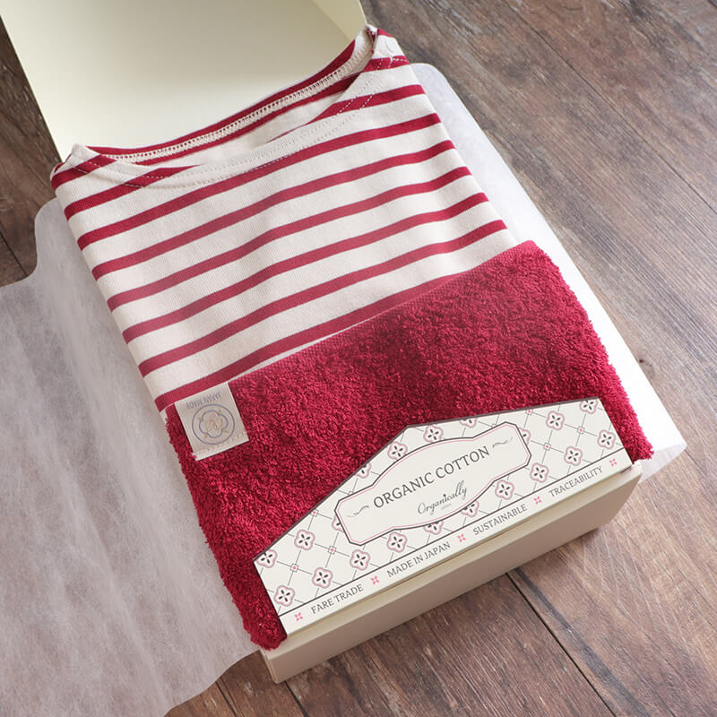 レッドボーダー長袖Tシャツとタオルのギフトボックス