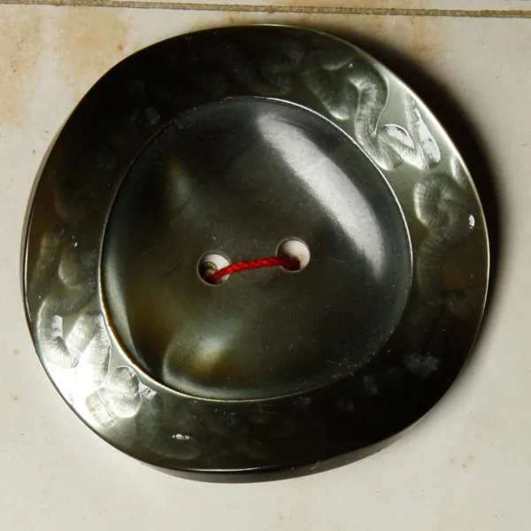 G058 アンティークプラスチックボタン