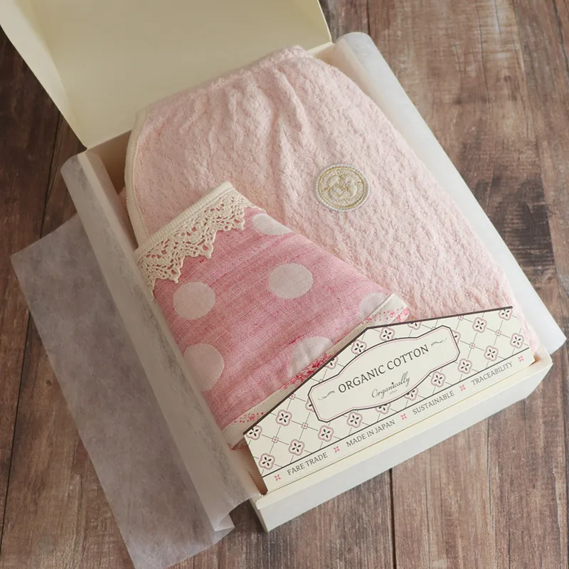 ピンクのポンチョバスローブとガーゼスタイのギフトボックス