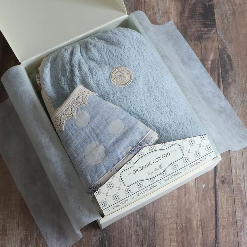 ブルーのポンチョバスローブとガーゼスタイのギフトボックス